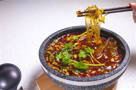  Guilin Miaomiao Noodle Soup: ¿Una explosión de sabores picantes y refrescante en cada bocado?