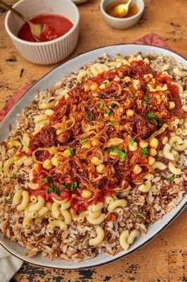 Koshari ¡Un plato egipcio que te transportará a las calles vibrantes de Faiyum!