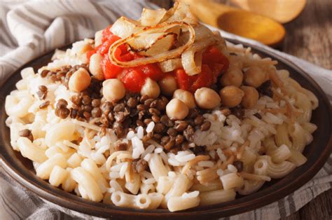  Koshari: Un festín de sabores picantes y texturas deliciosas que te transportarán a las calles de El Cairo!