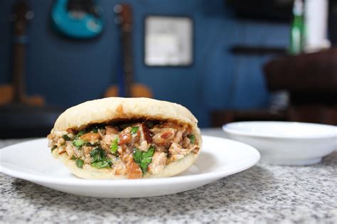  Rou Jia Mo: ¿Un delicioso pan plano con una explosión de sabor umami y especias picantes?