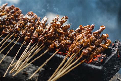  Sate Ayam: ¡Una explosión de sabores picantes y aromas exóticos que te transportarán a las calles de Ambon!