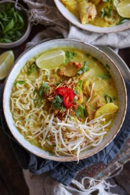  Soto Ayam: ¡Un Caldo Delicioso Que Revivirá Tus Papilas Gustativas Con Una Sinfonía De Sabores Asiáticos!